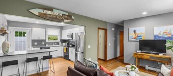 Discount ! Beautiful home with deck walkable to Boon st & Gansett Beach !