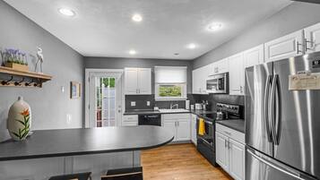 Coffee/tea maker, fridge, microwave, oven