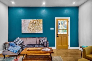 Smart TV - NOW PET FRIENDLY! 2bed, 2 bath with pvt. yard and ping pong room! (Kerrville)