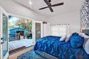 2 bedrooms, iron/ironing board, travel cot, free WiFi - NOW PET FRIENDLY! 2bed, 2 bath with pvt. yard and ping pong room! (Kerrville)