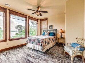 3 bedrooms, desk, free WiFi, bed sheets - Luxury Lakefront Home w/ Stunning Views, Steps to Lake and Private Cove (Eufaula)