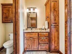 Combined shower/bathtub, hair dryer, towels, soap - Luxury Lakefront Home w/ Stunning Views, Steps to Lake and Private Cove (Eufaula)