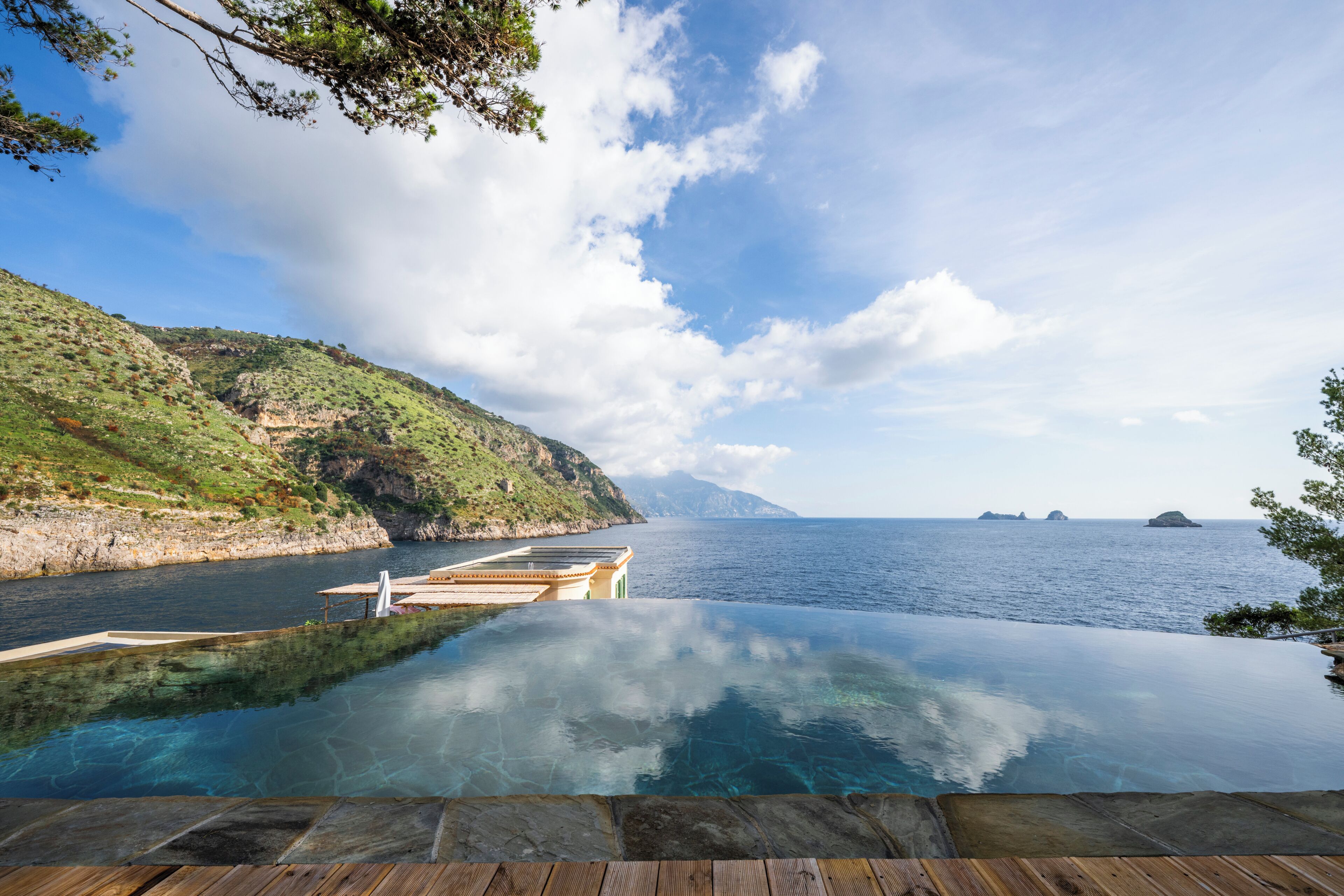 Seasonal outdoor pool, an infinity pool