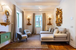 Suite, patio, vistas al mar | Zona de estar | Smart TV de 42 pulgadas con canales por satélite