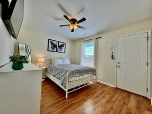 Desk, iron/ironing board, WiFi, bed sheets