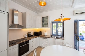 Fridge, microwave, oven, stovetop - Nefeli Villa (Ύδρα)