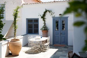 Outdoor dining - Nefeli Villa (Ύδρα)
