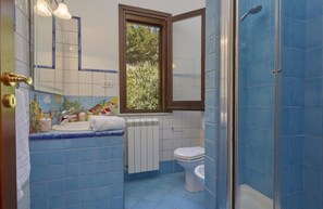 Douche, sèche-cheveux, bidet, serviettes fournies