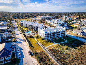Zona residencial com edifícios modernos, uma estrada e uma propriedade murada.