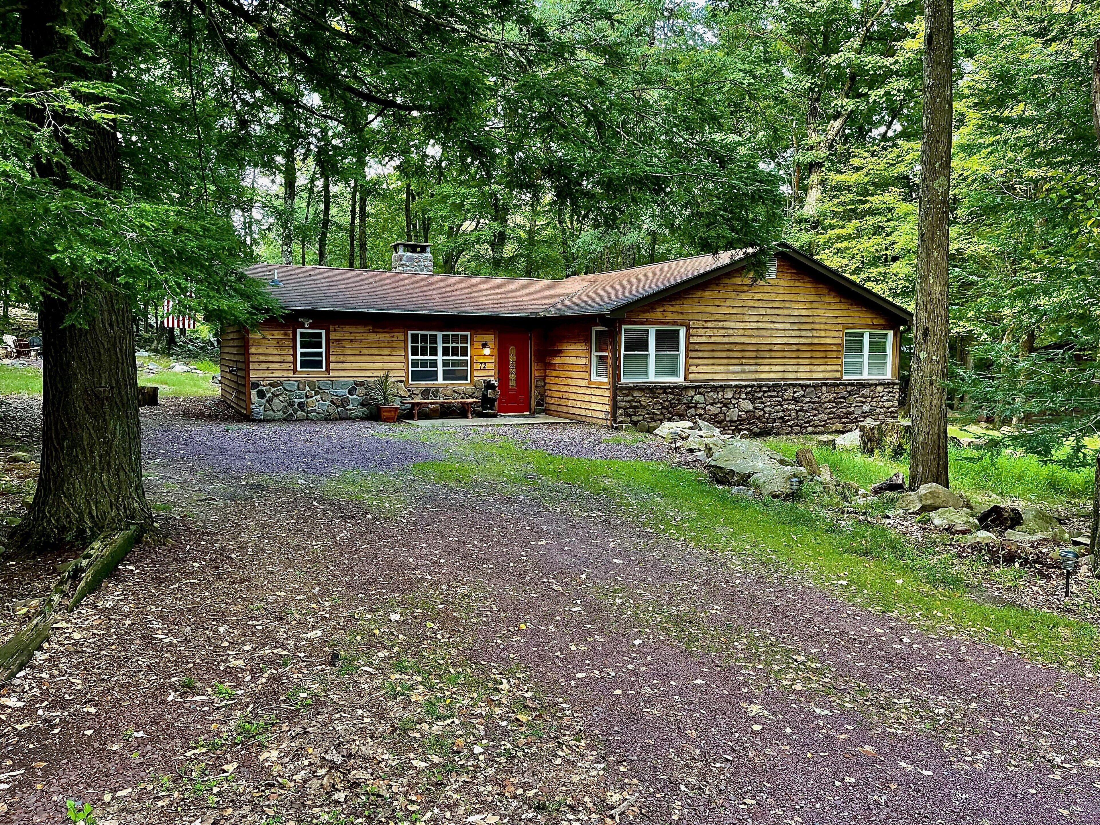 Cabin Crunch: Lake Harmony. Entire home, Hot tub, Wood fireplace, All essentials
