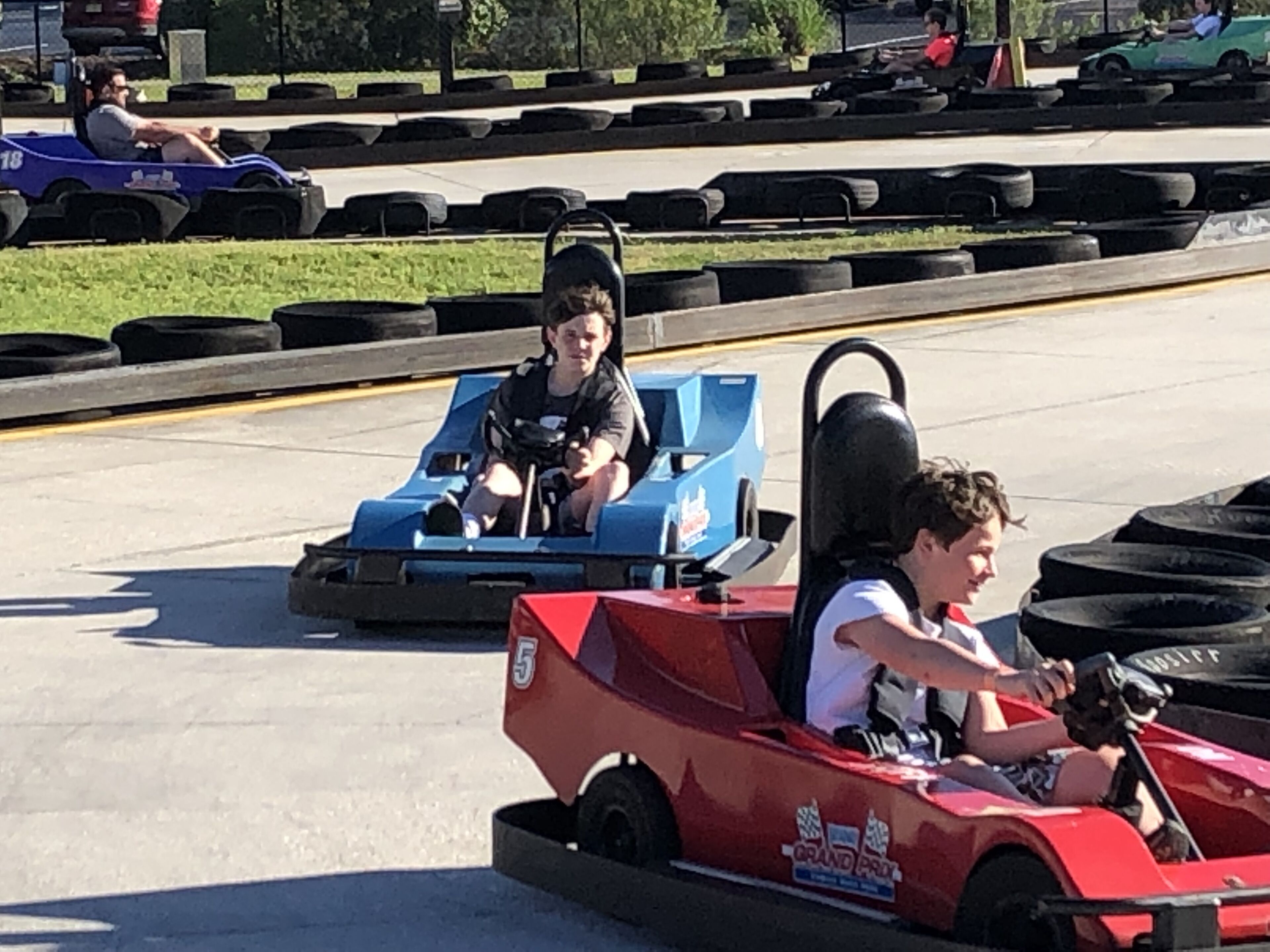 Eine Go-Kart-Bahn mit Go-Karts mit den Nummern 5 und 18.