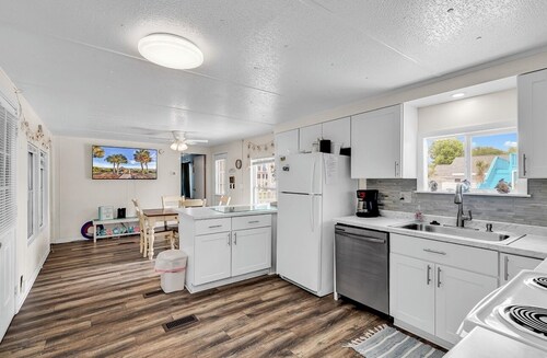 3 BEDROOM BEACH HOUSE WITH GOLF CART!