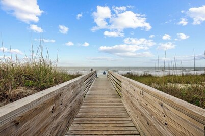 3 BEDROOM BEACH HOUSE WITH GOLF CART!