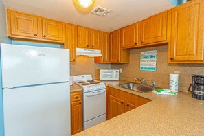 Fridge, microwave, oven, stovetop - Palace 302 (Myrtle Beach)