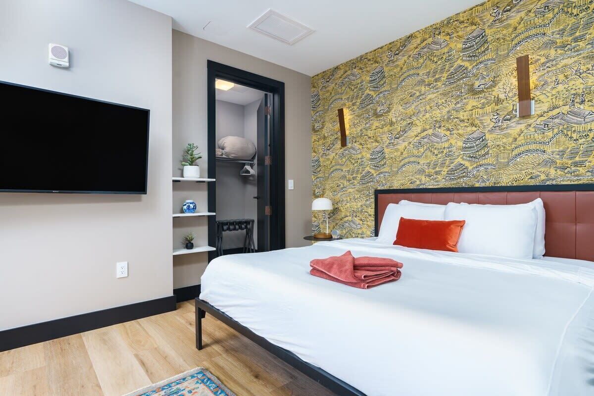 Stylish Apt! Amazing Walkability on Tennyson!