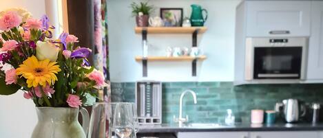 Kylskåp, mikrovågsugn, ugn och spishäll