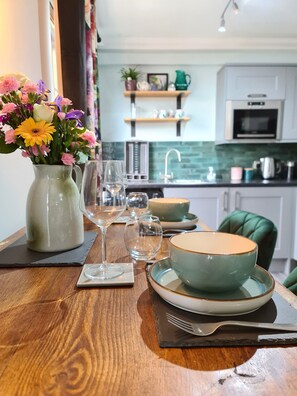 Fridge, microwave, oven, stovetop - EDEN apartment (Oban)