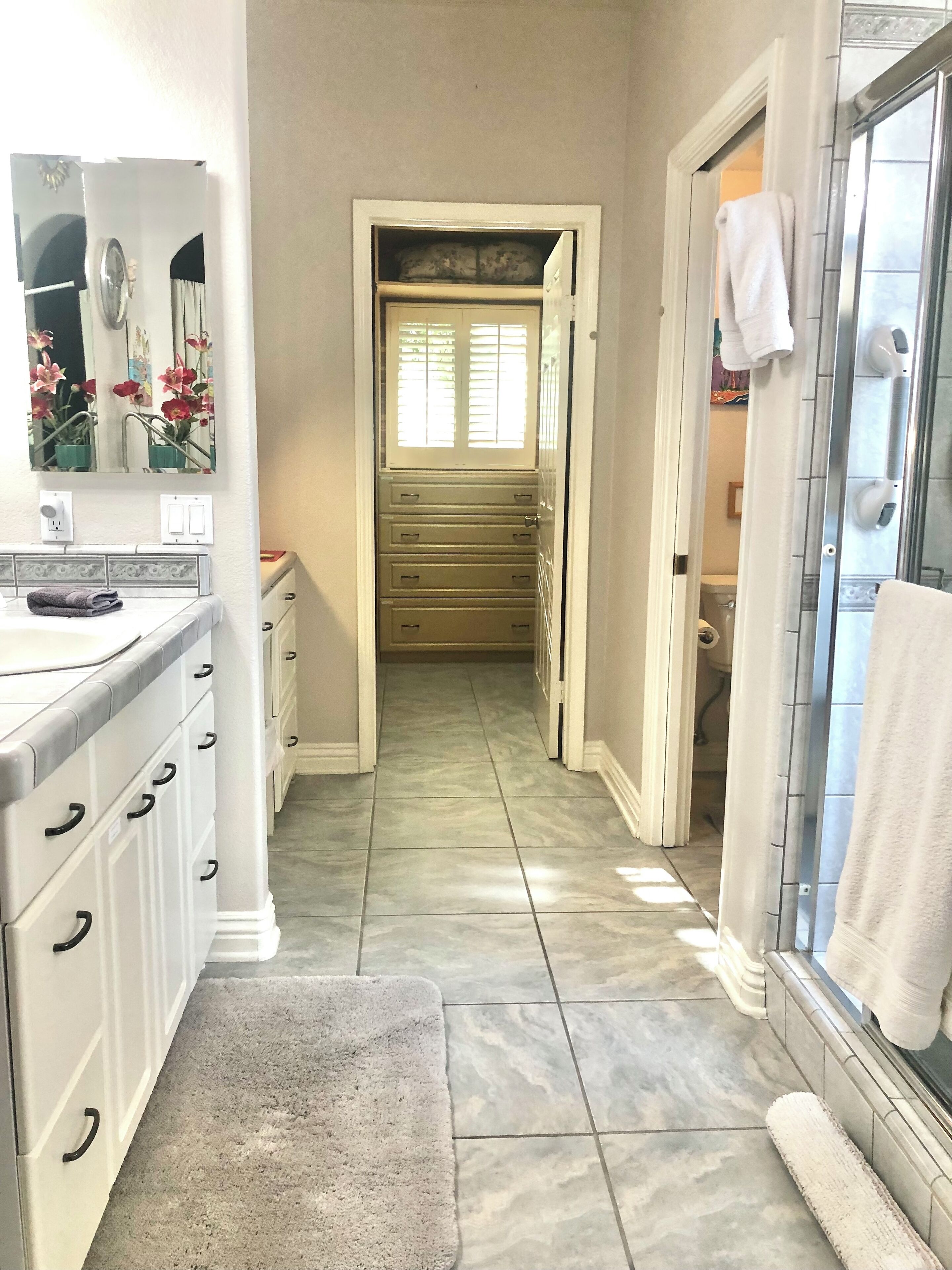 Une petite salle de bain avec une douche, un miroir et un lavabo.