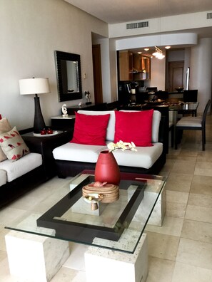 Apartemen Mewah, balkon, menghadap laut | Area keluarga | Smart TV, Netflix, dan layanan streaming