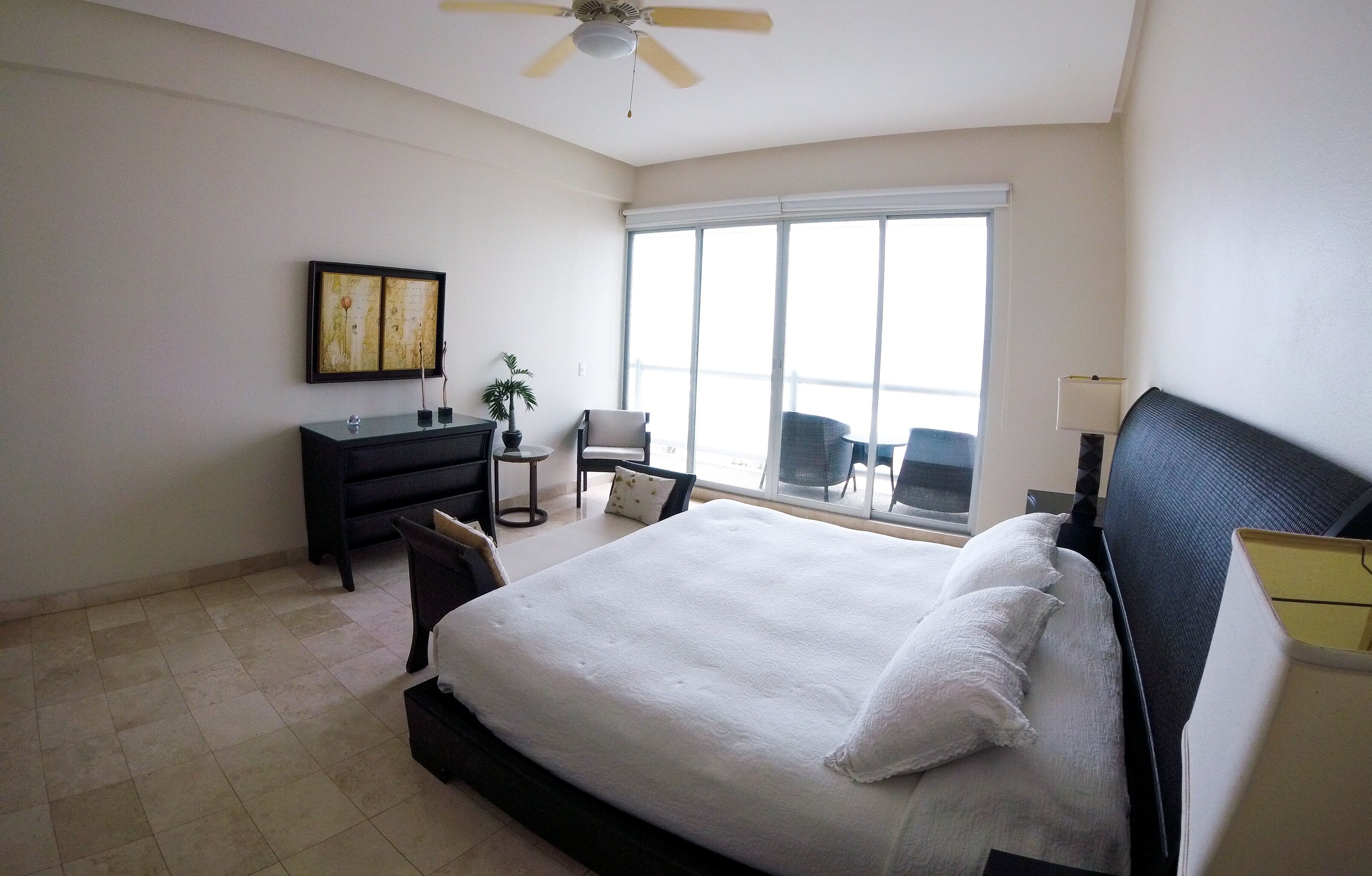 Departamento de lujo, balcón, frente al mar | 4 habitaciones, ropa de cama de alta calidad y camas Select Comfort 