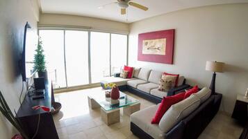 Apartemen Mewah, balkon, menghadap laut | Area keluarga | Smart TV, Netflix, dan layanan streaming