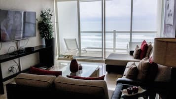 Departamento de lujo, balcón, frente al mar | Área de sala de estar | Smart TV, Netflix y servicios de streaming