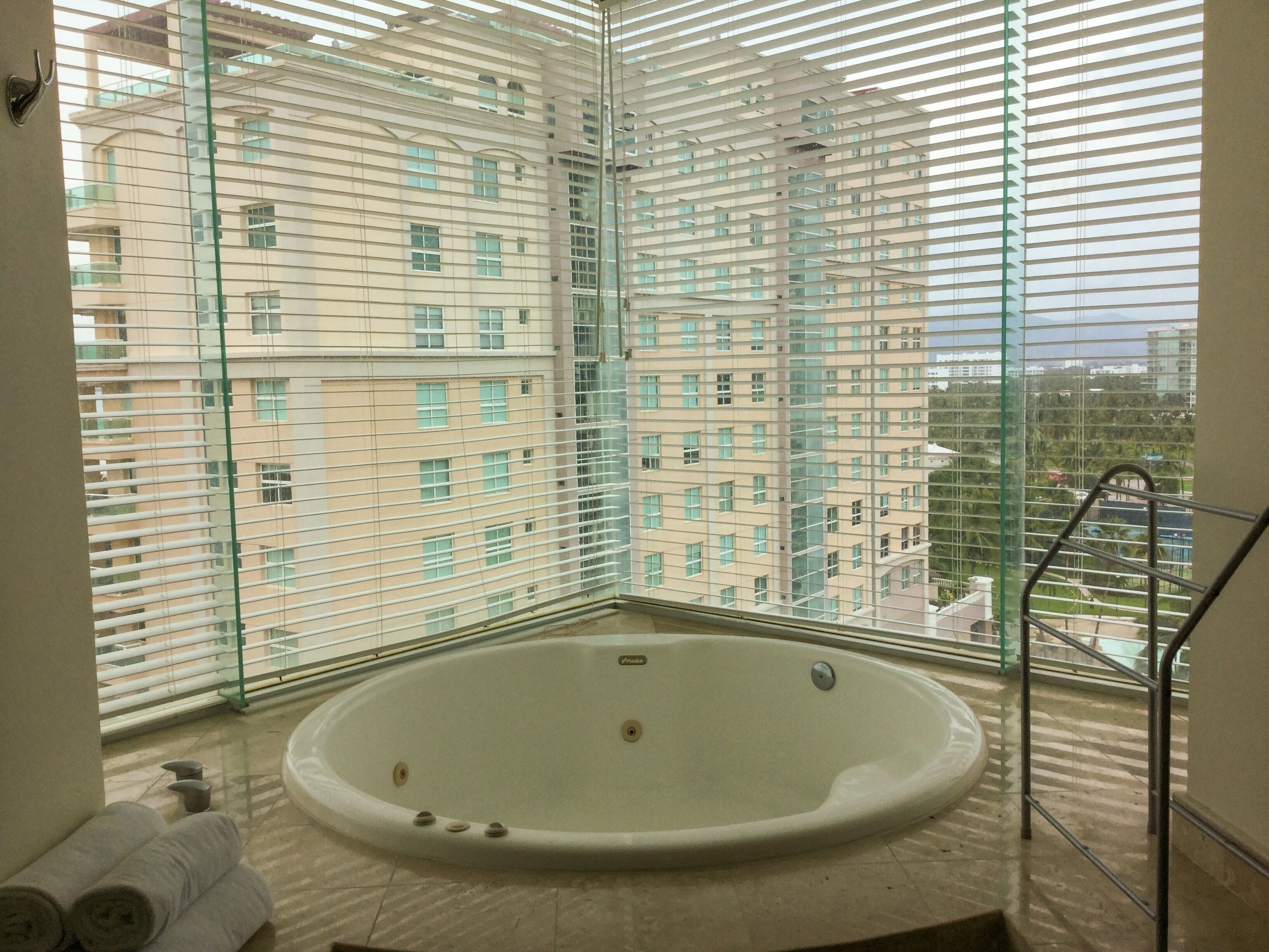 Departamento de lujo, balcón, frente al mar | Tina de hidromasaje