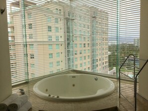 Apartamento superluxo, sacada, de frente para o mar | Banheira de hidromassagem