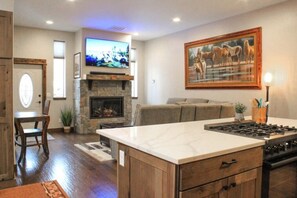 Interior - Glacier Majesty · Getaway Next Door to Glacier National Park (Columbia Falls)