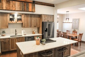 Fridge, microwave, oven, stovetop - Glacier Majesty · Getaway Next Door to Glacier National Park (Columbia Falls)