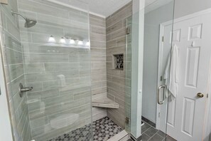 Apartment, 3 Schlafzimmer, Balkon, Poolblick (Pet Friendly – B105) | Badezimmer | Duschwanne, Handtücher