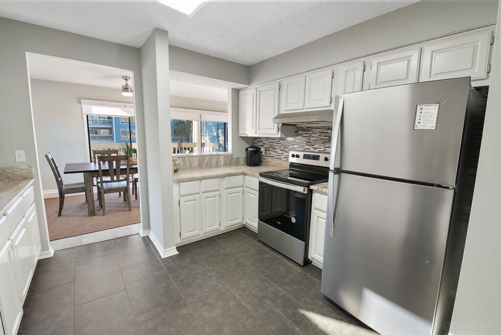Condo, 3 habitaciones, balcón, vista a la alberca (Pet Friendly – B105) | Cocina privada | Refrigerador con congelador, microondas, horno y parrilla de estufa 
