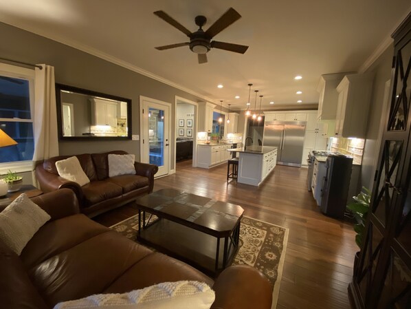 Una Smart TV, una chimenea, una mesa de tenis de mesa