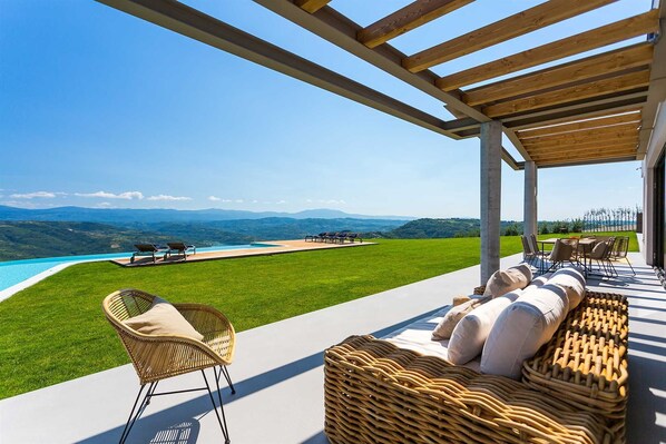 Outdoor dining - Villa Grand Horizon with Pool (Pazin)