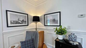 Télévision, cheminée, espaces bureaux