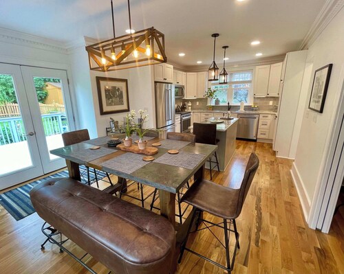 Newly renovated 3 bed/2bath pet friendly home.