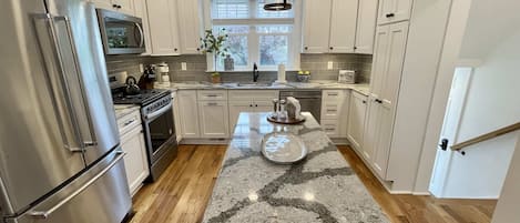 ثلاجة، ميكروويف، فرن، موقد طهي مسطح