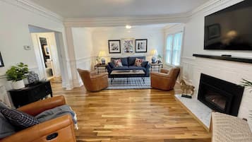 Télévision, cheminée, espaces bureaux