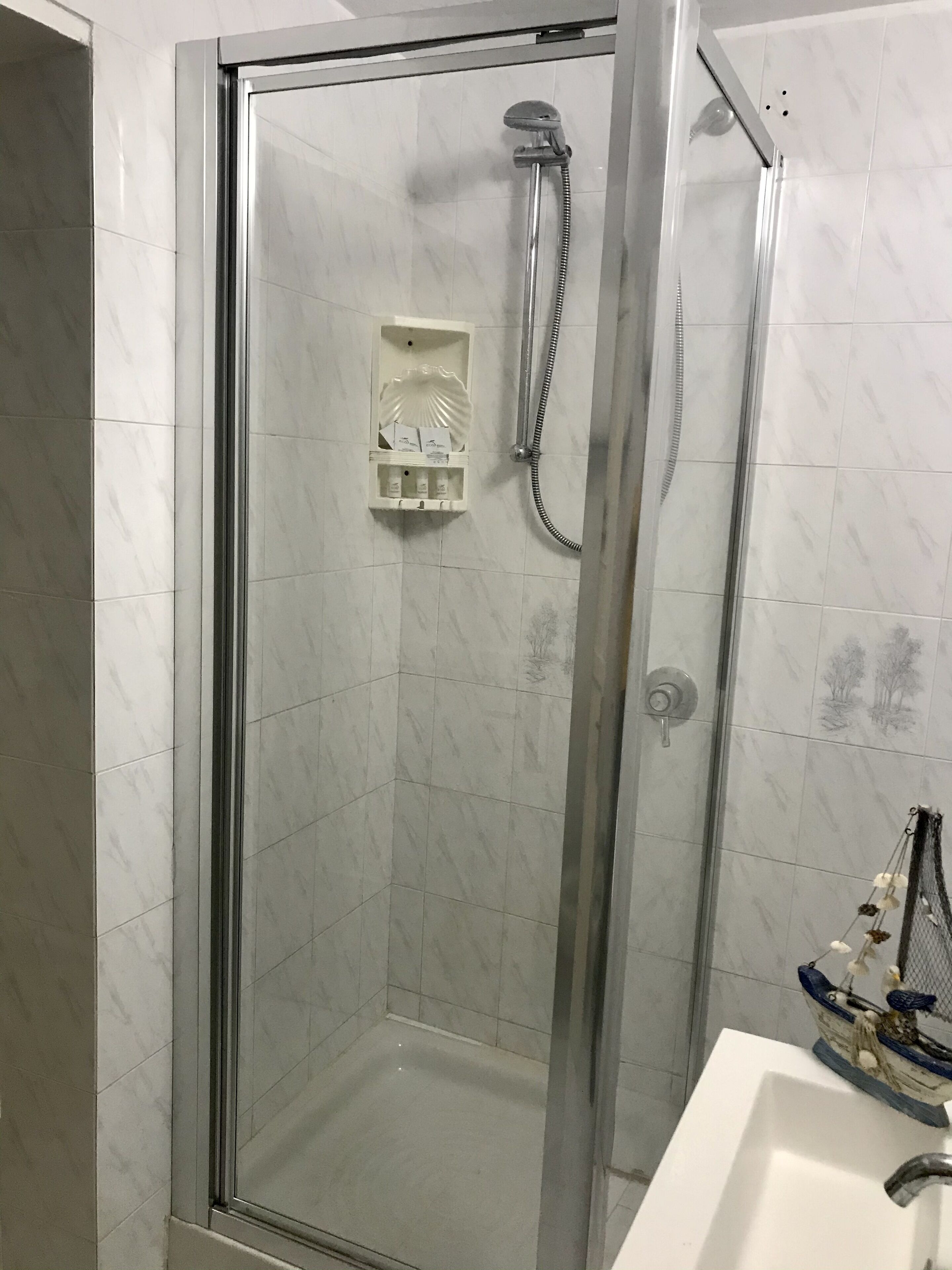 Doccia, asciugacapelli, bidet, asciugamani