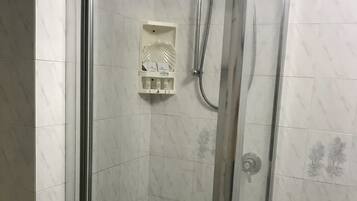 Ducha, secador de pelo, bidé y toallas