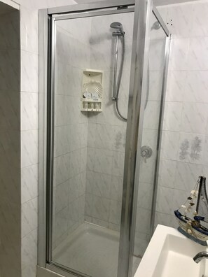 Shower, hair dryer, bidet, towels - Conti Holiday Homes - Oleander with terrace overlooking the sea (Ponza)