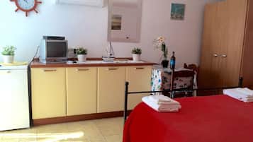 1 habitación, tabla de planchar con plancha, wifi gratis y ropa de cama