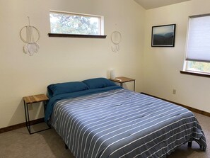 4 habitaciones, escritorio y tabla de planchar con plancha 