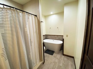 Combined shower/bathtub, hair dryer, towels, soap