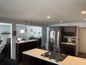 Kjøleskap, mikrobølgeovn, ovn og kokeplater