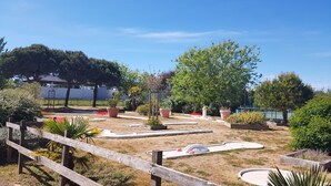 Un jardín cuidado con varias plantas y una cerca de madera.