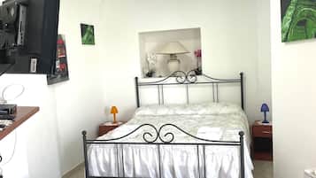 1 habitación, tabla de planchar con plancha y cuna de viaje