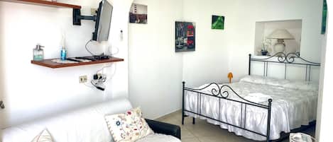 1 quarto, ferros/tábuas de passar roupa, berço de viagem