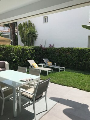 Outdoor dining - NEWLY REFURBISHED HOUSE- FIRST LINE BEACH Urbanization Bahia de Marbella  (Marbella)