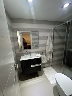 Bathroom - NEWLY REFURBISHED HOUSE- FIRST LINE BEACH Urbanization Bahia de Marbella  (Marbella)